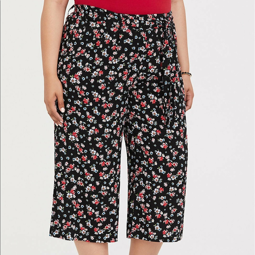 Torrid Black and Floral Cropped Pant